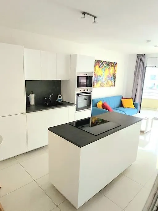 Fantastic 3-Room Holiday Apartment 아데제 0*,