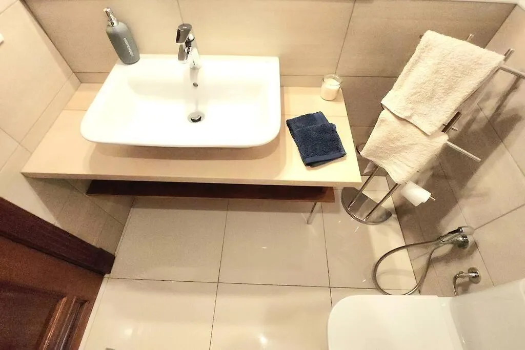 Fantastic 3-Room Holiday Apartment 아데제